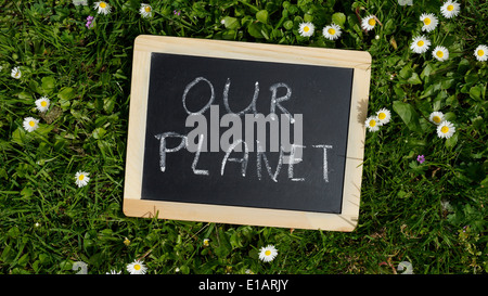 Notre planète écrit sur un chalkoard dans un parc Banque D'Images