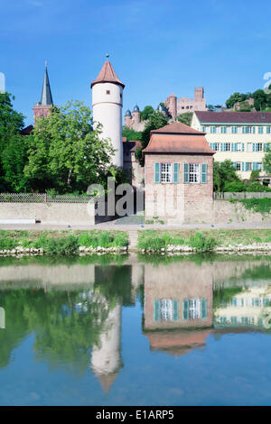 Vue sur la rivière Tauber sur le Roter Turm tour et le Kittsteintor, derrière les ruines du château de Burg Wertheim, Wertheim Banque D'Images