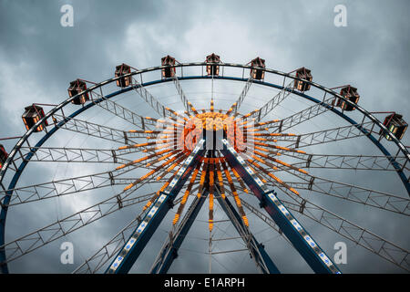 Grande roue contre des nuages sombres, Munich Festival du printemps, Theresienwiese, Munich, Bavière, Allemagne Banque D'Images