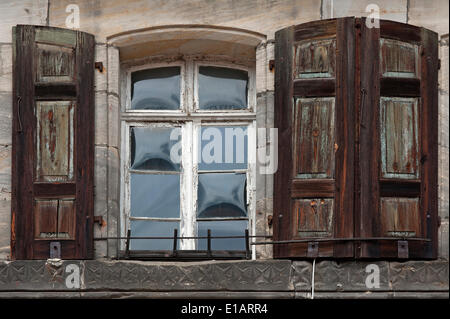 Fenêtre avec volets roulants sur une maison de ville, 19e siècle, Basel, Middle Franconia, Bavaria, Germany Banque D'Images