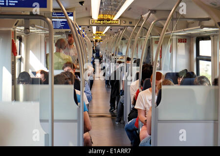 Les passagers ferroviaires dans un train de banlieue, Hesse, Allemagne Banque D'Images