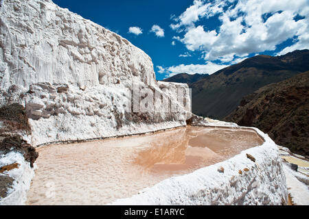 Salinas de Maras salines, créé par les Incas et toujours en exploitation, Pichingote, Cusco, Pérou, région des Andes Banque D'Images