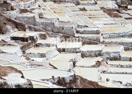 Salines sur un flanc, Salinas de Maras salines, créé par les Incas et toujours en exploitation, Pichingote, région de Cuzco Banque D'Images