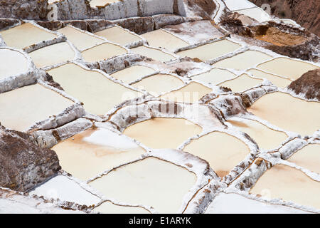 Salines sur un flanc, Salinas de Maras salines, créé par les Incas et toujours en exploitation, Pichingote, région de Cuzco Banque D'Images