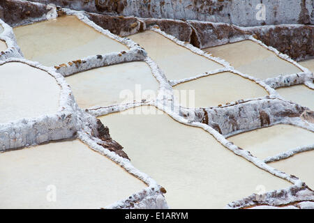 Salines sur un flanc, Salinas de Maras salines, créé par les Incas et toujours en exploitation, Pichingote, région de Cuzco Banque D'Images