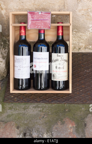 France, Aquitaine, Bordeaux, Saint-Emilion. Une boîte en bois utilisé pour afficher trois Grand Cru les vins rouges en vente à Saint Emilion. Banque D'Images