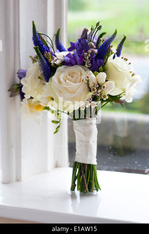 Mariage bouquet de roses blanches et mauves Banque D'Images