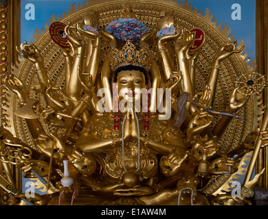 Statue de Bouddha avec de nombreux bras à Ang Sila Temple chinois, Chonburi, Thaïlande Banque D'Images