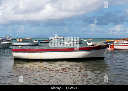 Vieux bateaux en bois amarré près de Cap Malheureux sur la côte nord-ouest de l'Ile Maurice, l'Océan Indien Banque D'Images