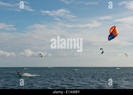 Kite surfeurs hors Le Morne Brabant Peninsual dans le sud-ouest de l'Ile Maurice, l'Océan Indien Banque D'Images