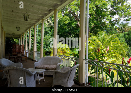 Meubles en osier sur le porche de la maison Eureka, une maison coloniale restaurée dans la région de Moka, l'Ile Maurice, l'Océan Indien Banque D'Images