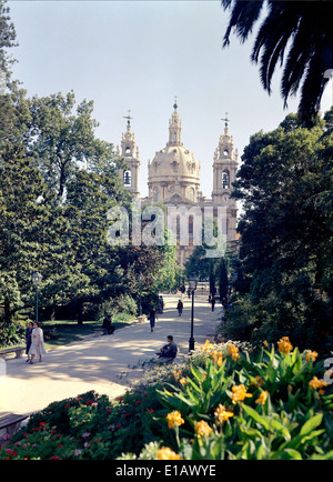 Jardim da Estrela est un jardin public pittoresque à Lisbonne, connu pour son paysage magnifique et son atmosphère tranquille. Il sert d'espace de loisirs pour les habitants et les visiteurs, avec une végétation luxuriante et une variété d'espèces végétales. Banque D'Images