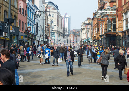 Briggate, centre-ville de Leeds un secteur de vente au détail sur un samedi après-midi, West Yorkshire, dans le Nord de l'Angleterre UK Banque D'Images