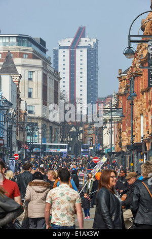 Briggate, centre-ville de Leeds un secteur de vente au détail sur un samedi après-midi, West Yorkshire, dans le Nord de l'Angleterre UK Banque D'Images