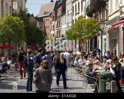 Les gens assis dans le soleil à Jourdan square dans le quartier européen à Bruxelles, Belgique Banque D'Images