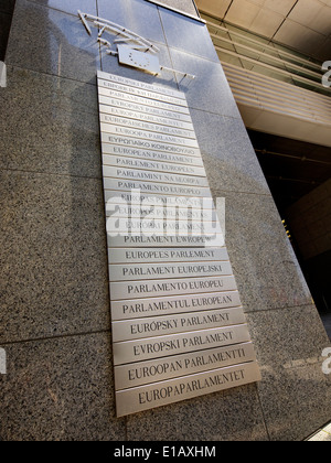 Signes sur le bâtiment du Parlement européen dans toutes les langues européennes. Bruxelles, Belgique Banque D'Images