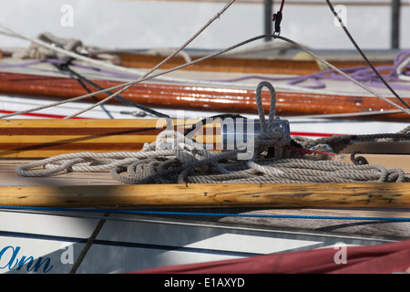 Pylônes, poteaux, les rampes et les mâts amarré sur la rive. Banque D'Images