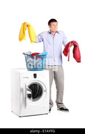 Portrait d'un homme vous vous demandez comment faire la lessive Banque D'Images