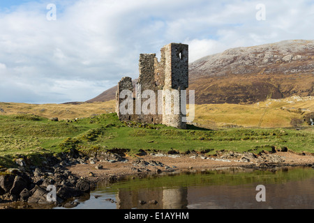 Ardvreck Castle et le Loch Assynt avec le bas des pentes du Quinag derrière Sutherland en Écosse Banque D'Images