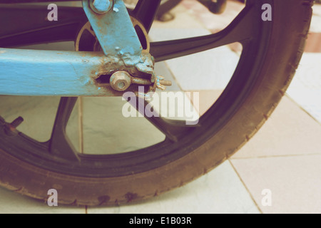 Ancienne vis et roue de remorque pour moto dans le style vintage. Banque D'Images