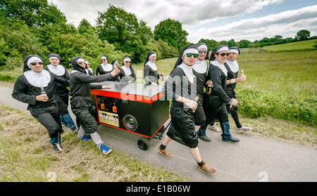 Timmerhorn, Allemagne. 29 mai, 2014. Les jeunes hommes en costumes nun mars une longue route entre un pays et Timmerhorn Bargteheide, Allemagne, 29 mai 2014. Le groupe se réunit chaque année le jour de l'Ascension pour célébrer la traditionnelle Fête des Pères. Photo : MARKUS SCHOLZ/apd /Alamy Live News Banque D'Images