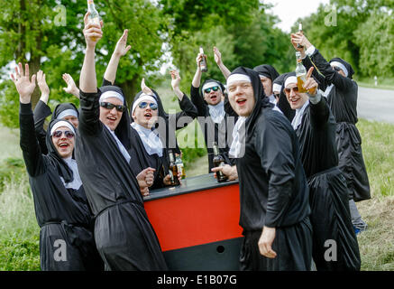 Timmerhorn, Allemagne. 29 mai, 2014. Les jeunes hommes en costumes nun mars le long d'une route de campagne et d'arrêt pour un toast et Timmerhorn entre Bargteheide, Allemagne, 29 mai 2014. Le groupe se réunit chaque année le jour de l'Ascension pour célébrer la traditionnelle Fête des Pères. Photo : MARKUS SCHOLZ/apd /Alamy Live News Banque D'Images