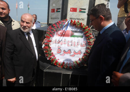 Gaza, Territoires palestiniens. 29 mai, 2014. L'ambassadeur turc en Palestine Mustafa Sarnic (R) et vice-président du Conseil législatif palestinien Ahmed Bahr (L) déposer une couronne dans la ville de Gaza le 29 mai 2014, sur un mémorial pour les martyrs de l'expédition turc Mavi Marmara, qui faisait partie d'une flotille d'essayer de briser le blocus de Gaza, qui ont été tués quand les commandos de la marine israélienne a saisi le navire en mai 2010. © Majdi Fathi/NurPhoto/ZUMAPRESS. Credit : ZUMA Press, Inc./Alamy Live News Banque D'Images