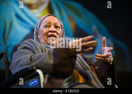 Toni Morrison, prix Nobel et ancien lauréat du prix Pulitzer, parlant de sa pièce Desdemona au Hay Festival 2014. ©Jeff Morgan Banque D'Images