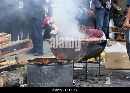 Les gens de la rue pour la collecte d'un barbecue asado argentin Argentine Ushuaia Banque D'Images
