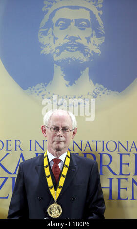 Aix-la-Chapelle, Allemagne. 29 mai, 2014. Le président du Conseil européen Herman Van Rompuy pose devant une photo de Charlemagne après avoir reçu le Prix international Charlemagne de la ville de Aix-la-Chapelle à Aix-la-Chapelle, Allemagne, 29 mai 2014. Photo : OLIVER BERG/dpa/Alamy Live News Banque D'Images