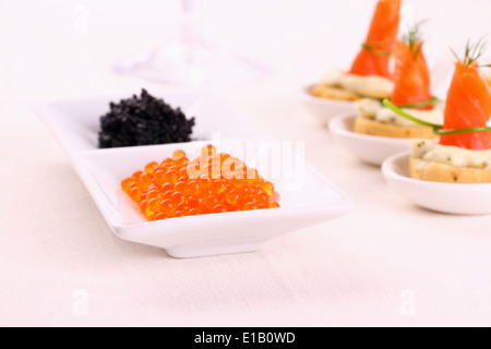 Caviar rouge et noir avec des rouleaux de saumon fumé, vue du dessus Banque D'Images