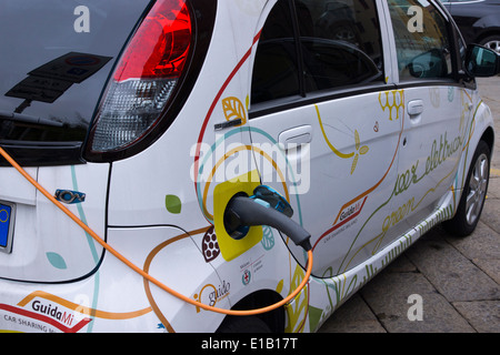 Remplissage d'un e-voiture, Milan, Italie, Europe Banque D'Images