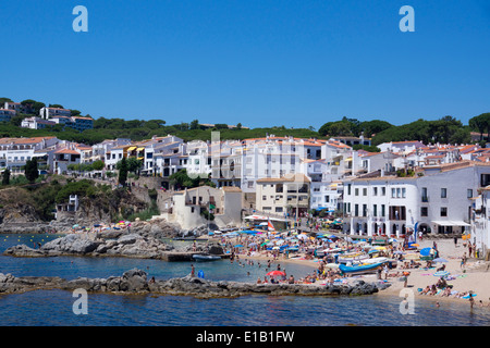 Les touristes à la plage, de la ville de Calella de Palafrugell, Catalogne, Espagne, Europe Banque D'Images