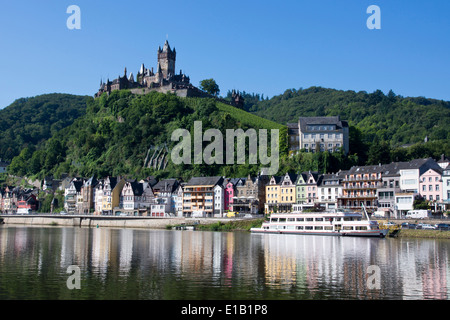 Vue sur Moselle à Cochem ville avec château reichsburg dans la lumière du matin, Rhénanie-Palatinat, Allemagne, Europe Banque D'Images