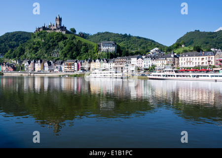 Vue sur Moselle à Cochem ville avec château reichsburg dans la lumière du matin, Rhénanie-Palatinat, Allemagne, Europe Banque D'Images