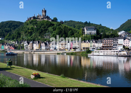 Vue sur Moselle à Cochem ville avec château reichsburg dans la lumière du matin, Rhénanie-Palatinat, Allemagne, Europe Banque D'Images