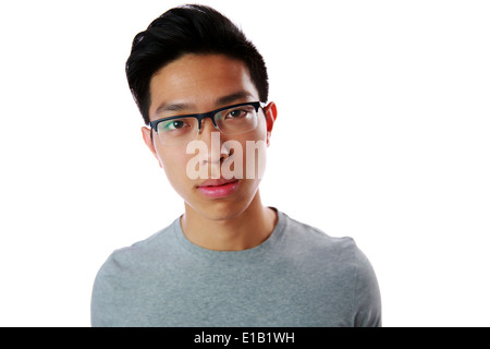 Portrait d'un jeune homme asiatique pensive sur fond blanc Banque D'Images