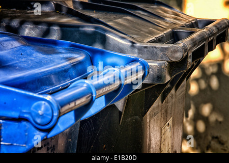 Un bleu et un noir holding représentant une poubelle déchets ménagers ou corbeille, Suffolk, Angleterre Banque D'Images