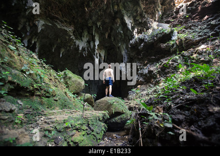 L'exploration de l'homme grotte de calcaire de l'immense au plus profond de la forêt tropicale intacte de l'île d'Iriomote, Okinawa, Japon tropical Banque D'Images