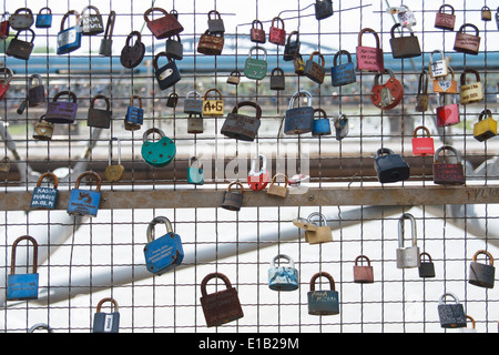 Cadenas d'amour sur le pont sur la Vistule. Cracovie, Pologne. Banque D'Images