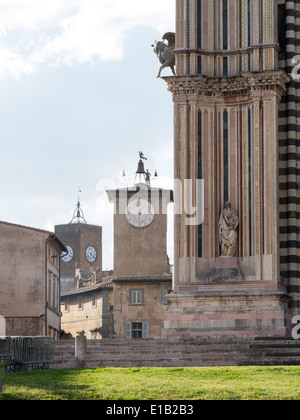 Le côté de la cathédrale d'Orvieto avec la Maurizio Tower against a blue sky Banque D'Images