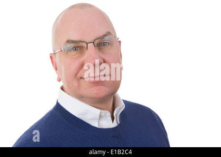 Attentif middle-aged businessman regardant la caméra avec une grave expression sincère et un demi-sourire, la tête et épaules p Banque D'Images