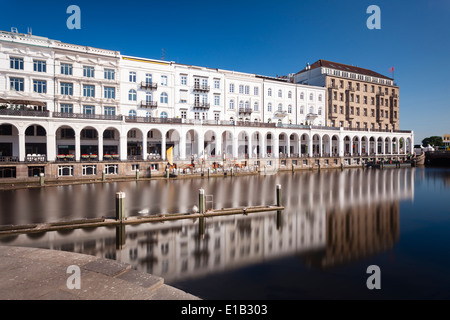 L'exposition longue journée sur l'Alsterarkaden à Hambourg, Allemagne avec reflet dans un canal Banque D'Images