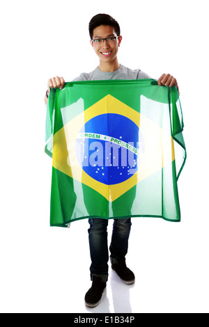 Portrait of a young asian man holding drapeau brésilien sur fond blanc Banque D'Images
