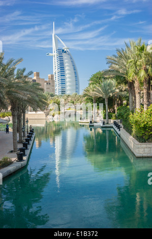 Une vue générale, le premier hôtel de luxe 7 étoiles Burj Al Arab 'Tour des Arabes", aussi connu sous le nom de "voile" sur non-Arabes Banque D'Images