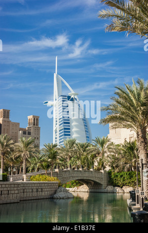 Une vue générale, le premier hôtel de luxe 7 étoiles Burj Al Arab 'Tour des Arabes", aussi connu sous le nom de "Voile arabe' le Nov Banque D'Images