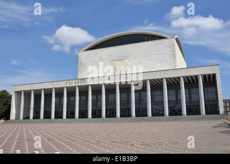 Rome. L'Italie. EUR. Palazzo dei Congressi. Adalberto Libera architecte 1938 - 1954. Banque D'Images