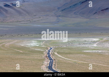 Les routes dans la région de Tso Kar, Rupshu, Changtang, le Ladakh, le Jammu-et-Cachemire, l'Inde Banque D'Images