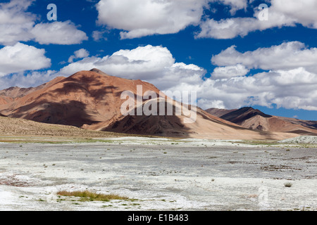 Paysage en région de Tso Kar, Rupshu, Changtang, le Ladakh, le Jammu-et-Cachemire, l'Inde Banque D'Images