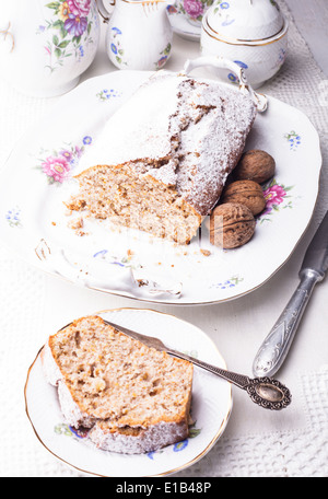 Walnut cake, pièce sur la plaque, Close up Banque D'Images